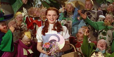 Judy Garland foi 'molestada por munchkins' no set de O Mágico de Oz, revela livro de memórias