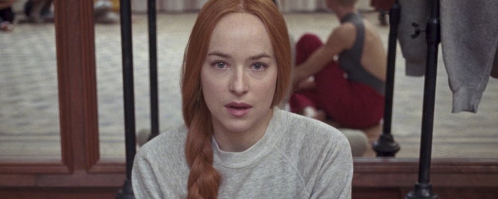 Suspiria Dakota Johnson Aparece Ruiva Nas Primeiras Imagens Do Remake