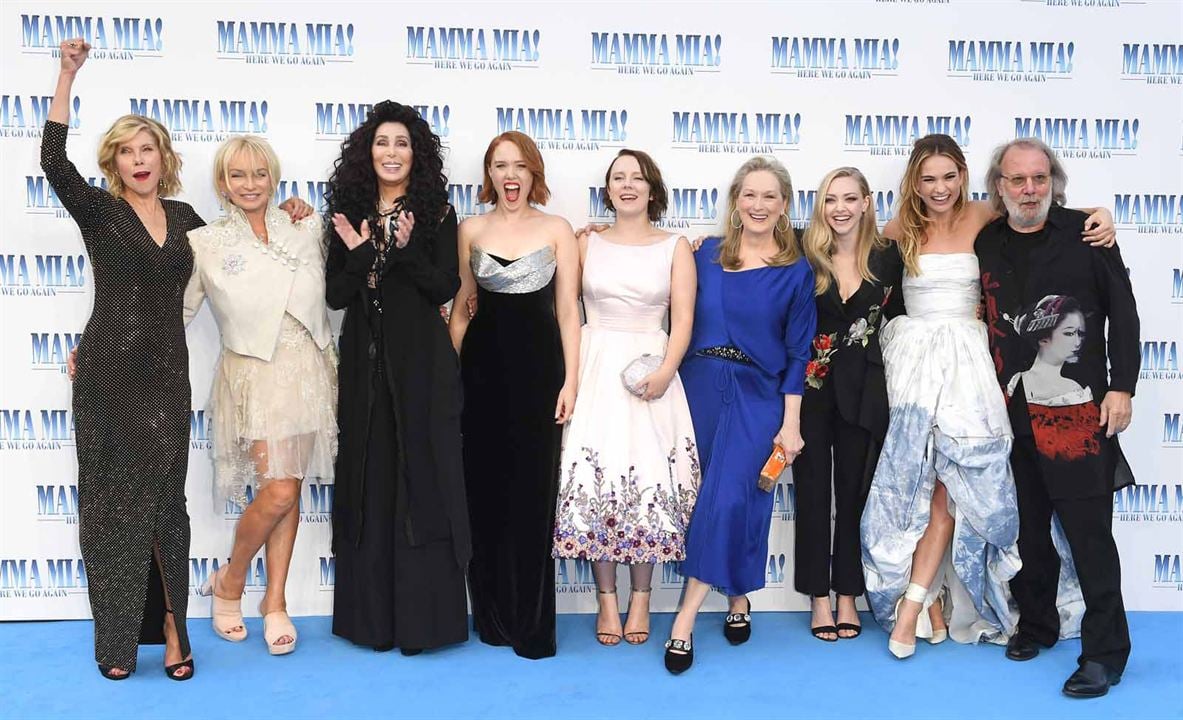 Mamma Mia! LÃ¡ Vamos NÃ³s de Novo : Vignette (magazine) Alexa Davies, Amanda Seyfried, Benny Andersson, Cher, Christine Baranski