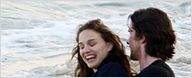Natalie Portman e Christian Bale passeiam pela praia em novo filme de Terrence Malick