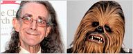 Ator de Star Wars é parado no aeroporto por usar bengala com formato de sabre de luz