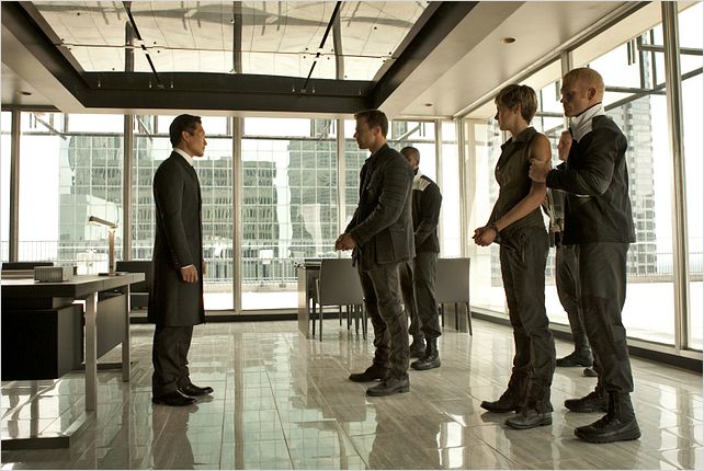 A Série Divergente: Insurgente : Foto Daniel Dae Kim, Shailene Woodley, Theo James