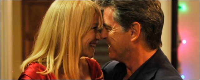 Comédia romântica com Pierce Brosnan ganha cartaz nacional