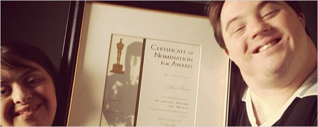 Atores de Colegas mostram presente que ganharam de Sean Penn