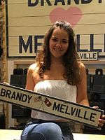 Pôster de Brandy Melville e o Culto Perverso da Moda Rápida