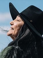 Pôster de Falls Around Her