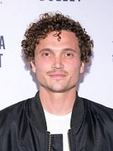 foto de Karl Glusman