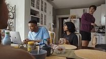 imagem de Adultos 1ª Temporada Trailer Original