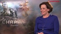Chappie Entrevista legendada com Sigourney Weaver, Dev Patel e o diretor, Neill Blomkamp