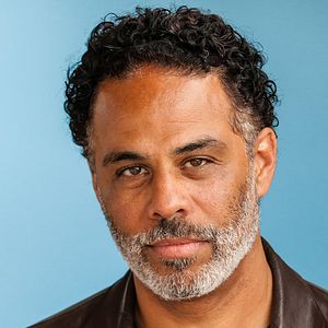 Foto Adam Lazarre-White