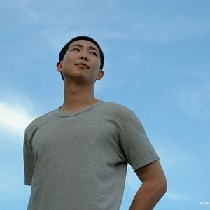 Foto RM: Right People, Wrong Place