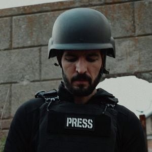 Foto Câmera Entre Balas