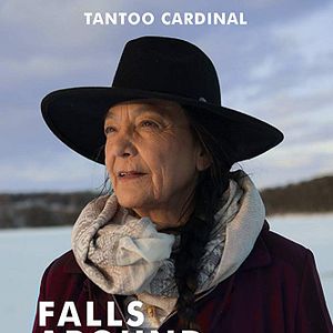 Foto Falls Around Her