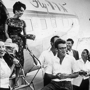 Foto Assim Caminha a Humanidade