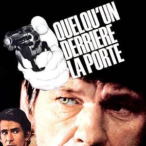 Foto Alguém Atrás da Porta