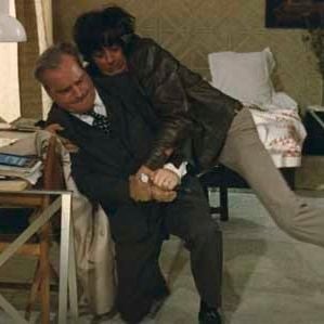 Foto Dois Homens Contra uma Cidade