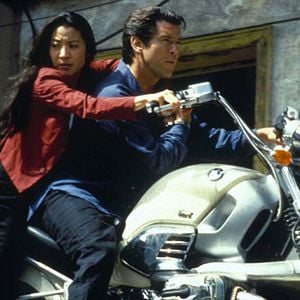 Foto 007 - O Amanhã Nunca Morre