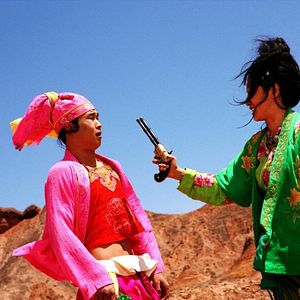 Foto Uma Mulher, uma Arma e uma Loja de Macarrão