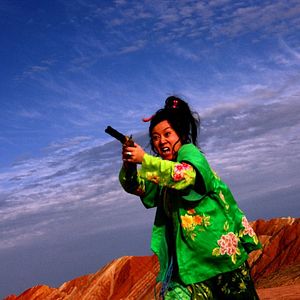 Foto Uma Mulher, uma Arma e uma Loja de Macarrão