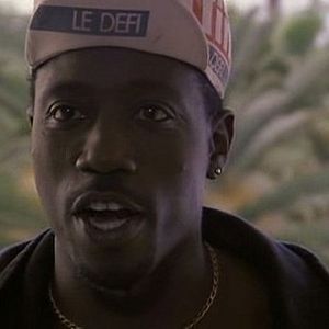 Foto Homens Brancos Não Sabem Enterrar