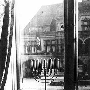 Foto Nos Braços de Estranhos - Histórias do Kindertransport