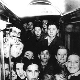 Foto Nos Braços de Estranhos - Histórias do Kindertransport