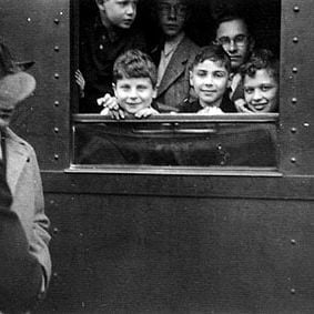 Foto Nos Braços de Estranhos - Histórias do Kindertransport