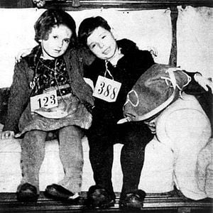 Foto Nos Braços de Estranhos - Histórias do Kindertransport