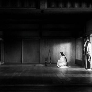 Foto Trono Manchado de Sangue