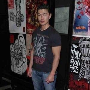 Foto O Homem com Punhos de Ferro