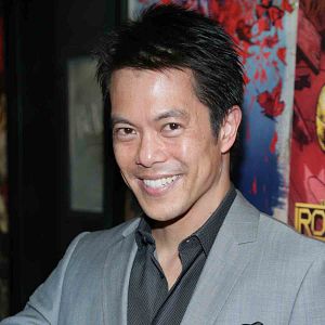 Foto O Homem com Punhos de Ferro