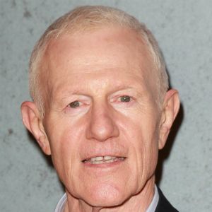 Foto Raymond J. Barry