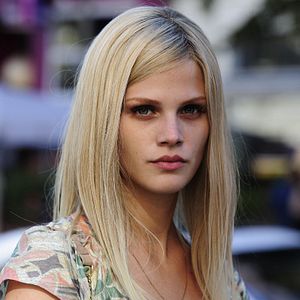 Foto A Garota das Nove Perucas