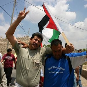 Foto Cinco Câmeras Quebradas