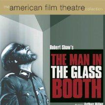 Foto Um Homem na Caixa de Vidro