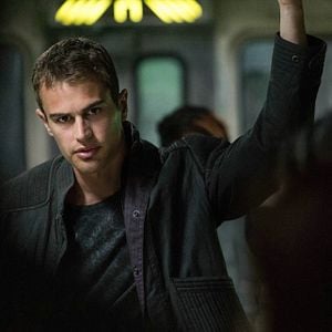 Foto Theo James