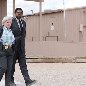 Foto Dois Homens Contra uma Cidade