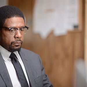 Foto Dois Homens Contra uma Cidade