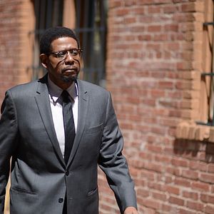 Foto Dois Homens Contra uma Cidade