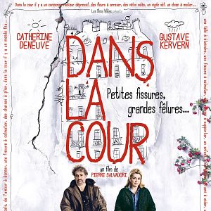 Foto Em um Pátio de Paris