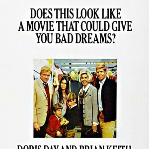 Foto Tem um Homem na Cama da Mamãe