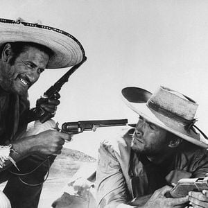 Foto Três Homens em Conflito