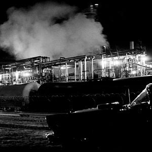 Foto Garota Sombria Caminha pela Noite