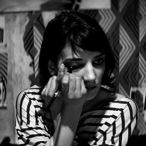 Foto Garota Sombria Caminha pela Noite