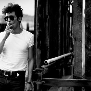 Foto Garota Sombria Caminha pela Noite