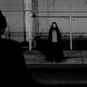 Foto Garota Sombria Caminha pela Noite