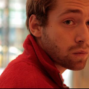 Foto To agori troei to fagito tou pouliou