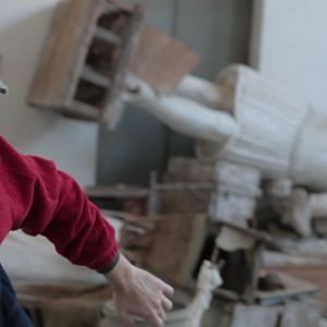 Foto To agori troei to fagito tou pouliou