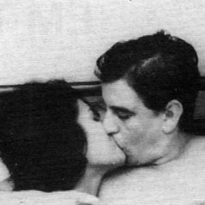 Foto Um Homem e Sua Jaula