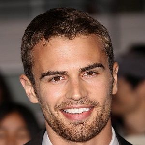 Foto Theo James